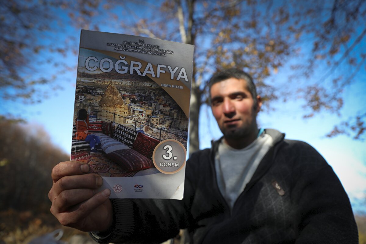 Lise eğitimine açık öğretimden sürdürdüğünü belirten Budak, sözlerine şöyle sürdürdü:
"2017 yılında Uludağ Maratonu'na katıldım. Orada derece aldım. Zeyniler Köyü'nde yapılan bir yarışmaya katıldım. Uludağ Oteller Bölgesi'nde yapılan 70 kilometrelik parkuru da dereceyle tamamladım. Bodrum'da 100 kilometre üzeri bir parkurda koştum. Bu parkur 18 saat sürdü. Bursa'da kent koşuları oluyor. Kazancı'daki koşulara katıldım. Antrenmanlarımı Uludağ'da yapıyorum. Koşuları, hocalarım bana haber veriyor. O şekilde haberim oluyor" ifadelerini kullandı.