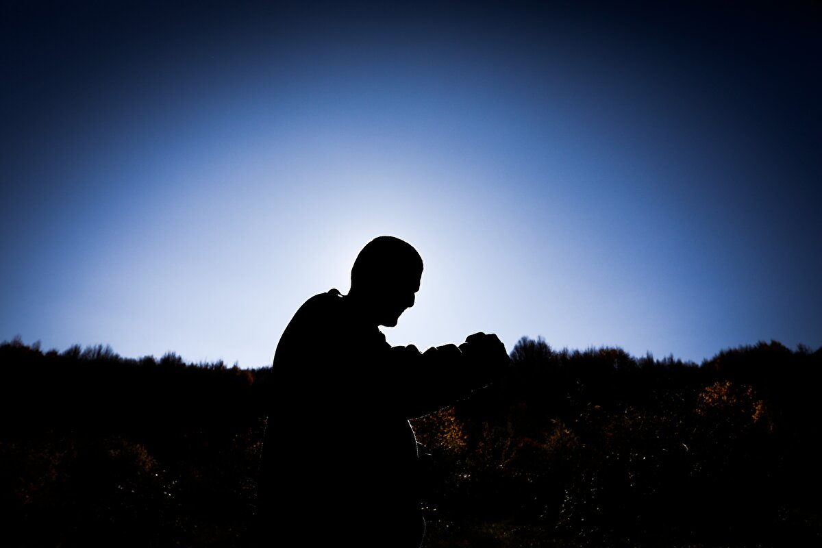 Şehir yaşamının kendisine uygun olmadığını düşünen Budak, 7 yıl önce Uludağ´da yolu olmayan ormanlık alanda kendi imkanlarıyla baraka inşa etti.
