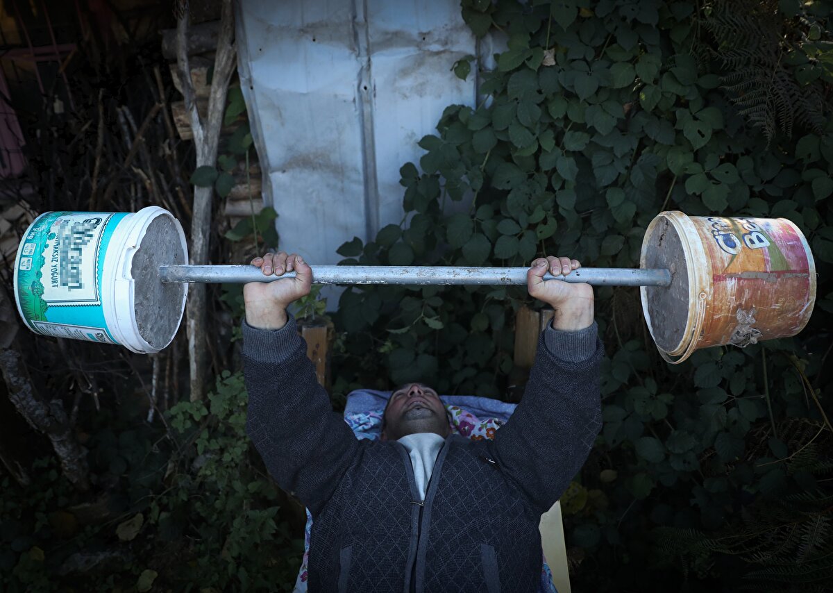 Telefon kullanmayan Budak, elma sirkesi yapıp, satarak kazandığı parayla 1,5 saat yürüyerek gittiği Zeyniler köyünden temel ihtiyaç malzemelerini alıyor.