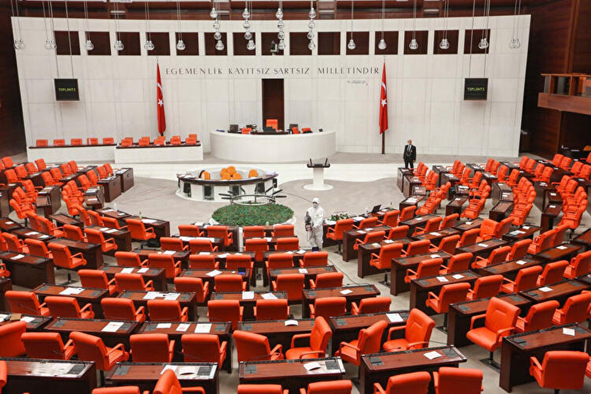 Hürriyet'in haberine göre; Test olan HDP Bingöl Milletvekili Erdal Aydemir’in Genel Kurul’dayken telefonuna gelen mesajla COVID 19 sonucunun pozitif olduğunu öğrenmesi üzerine salondan ayrıldığı ve HDP Grup Başkanvekili Meral Danışbeştaş’ın TBMM Başkanlık divanını uyardığı öğrenildi.