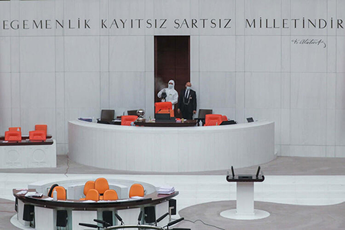 Bazı milletvekilleri ise olayın üzerine Twitter hesabından yaptığı paylaşımla 14 günlük karantina uygulamasının zorunlu olduğunu belirtti.