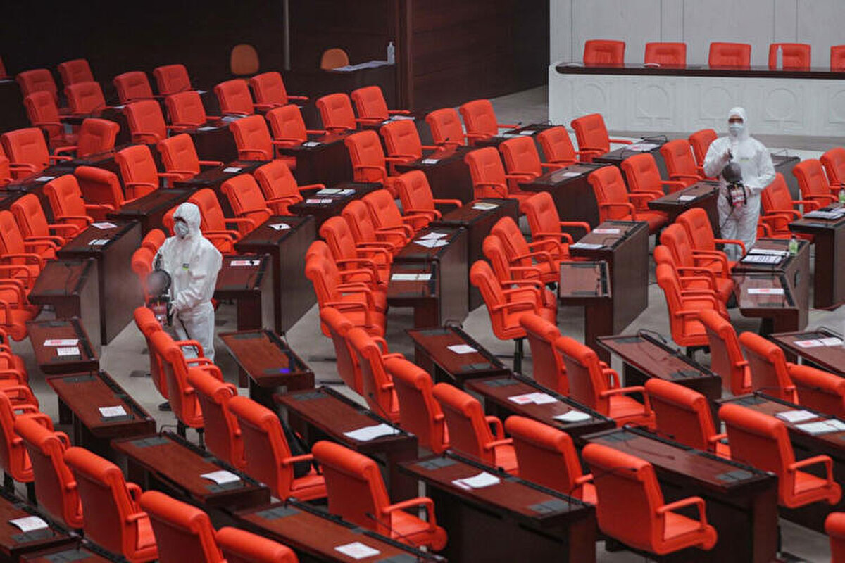 Oturumu yöneten Meclis Başkanvekili Celal Adan, “Girip çıkan bir arkadaşımızın daha pozitif çıktığını öğrendik” diye anons ettikten sonra Genel Kurula dezenfekte edilip havalandırılması için ara verdi.