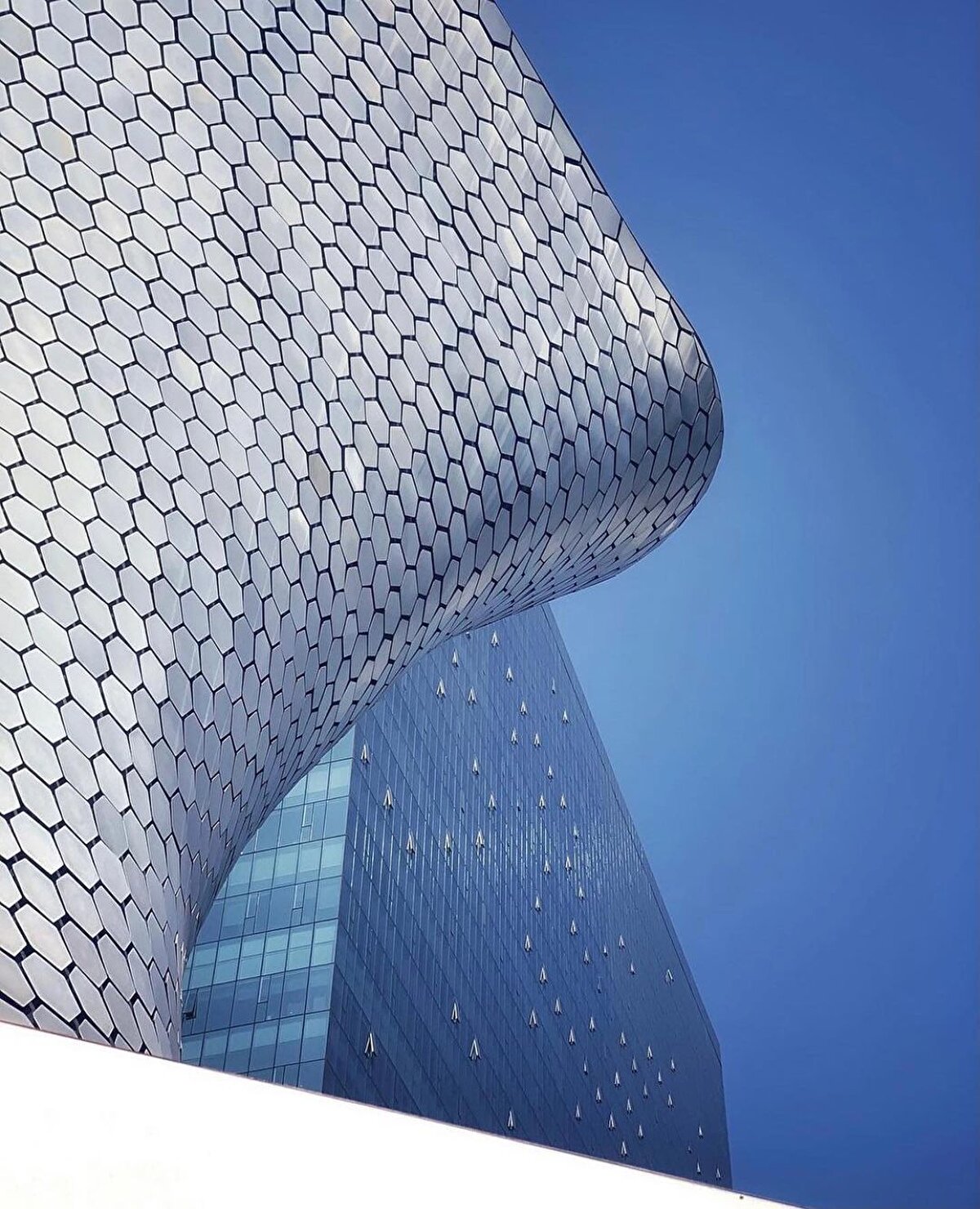 📍Meksika’nın başkenti Meksiko’da bulunan Soumaya Müzesi, 66 binin üzerinde eser barındıran özel bir müze. 1994’te Meksikalı mimar Fernando Romero tarafından tasarlanan heykel görünümlü sekli ile simge yapılardan biri haline gelen yapının kavisli kolonları ziyaretçilere doğrusal olmayan ama esnek bir dolasım sağlıyor. 