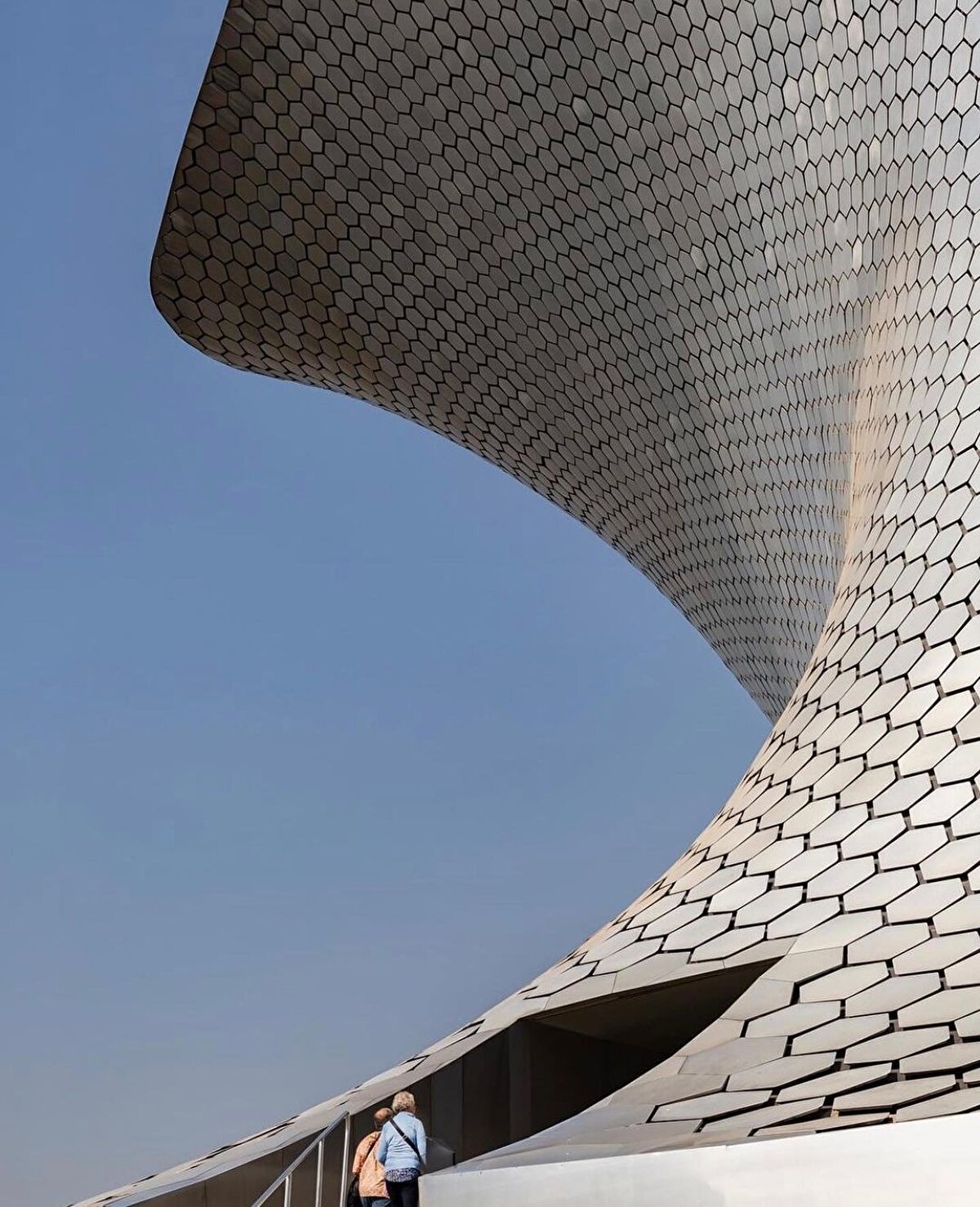 📌Müzeler; sanat, bilim, tarih, kültürle ilgili eserlerin halka gösterilmek için toplanıp sergilendiği yerler. Aynı zamanda belge, anıt ve kalıntıların bizlerle paylaşıldığı bu yerler, geçmiş yıllarda insanların düşünüş, inanç, yaşayıs ve yetenekleri hakkında bilgiler veriyor.⠀