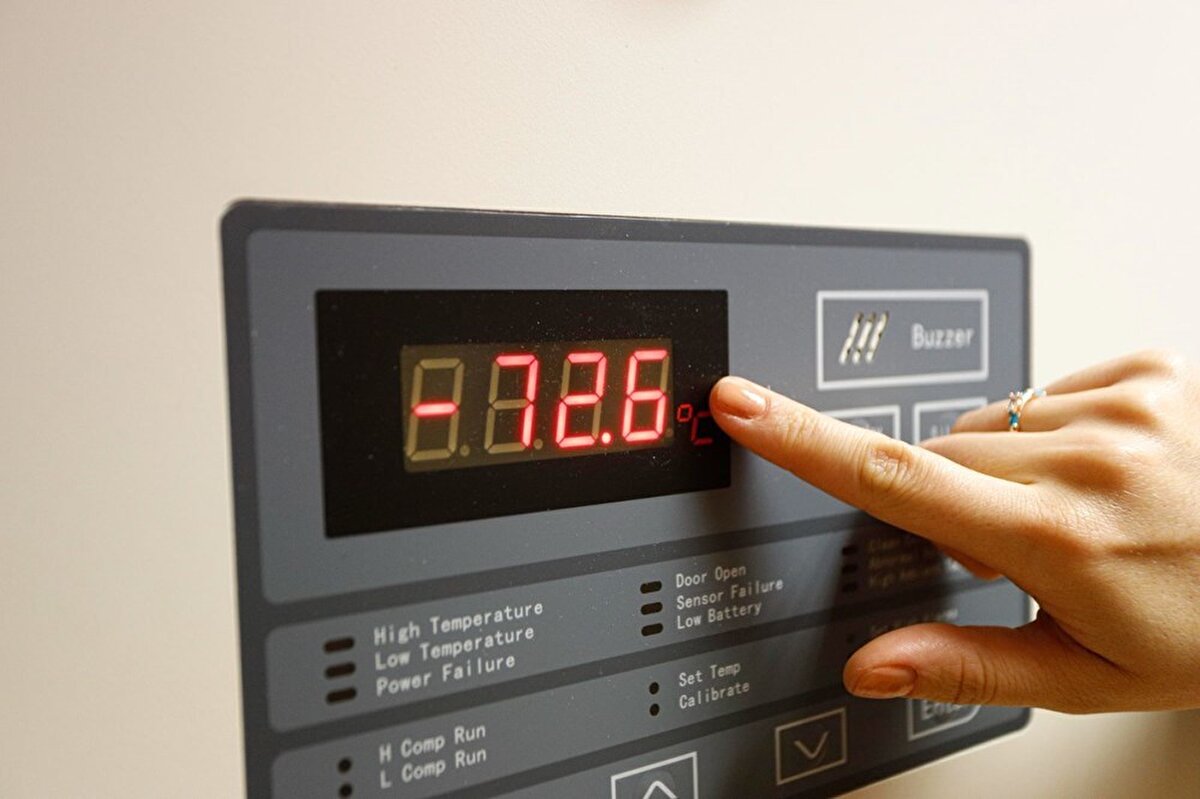 Özellikle Türk profesörler Uğur Şahin ve Özlem Türeci'nin başında olduğu BionTech'in Pfizer ortaklığında geliştirdiği aşının nakliyesi ve saklanması için uygun koşulların sağlanmasına uzmanlar dikkat çekmişti.