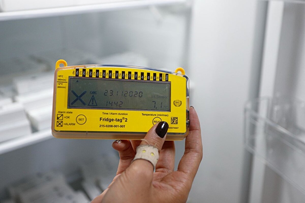 Hacettepe Üniversitesi Tıp Fakültesi'nde, hem Çin menşeli aşı hem de BionTech ve ABD merkezli Pfizer ortaklığında geliştirilen aşının Faz 3 çalışmaları kapsamında gönüllü denemeleri yapılıyor.