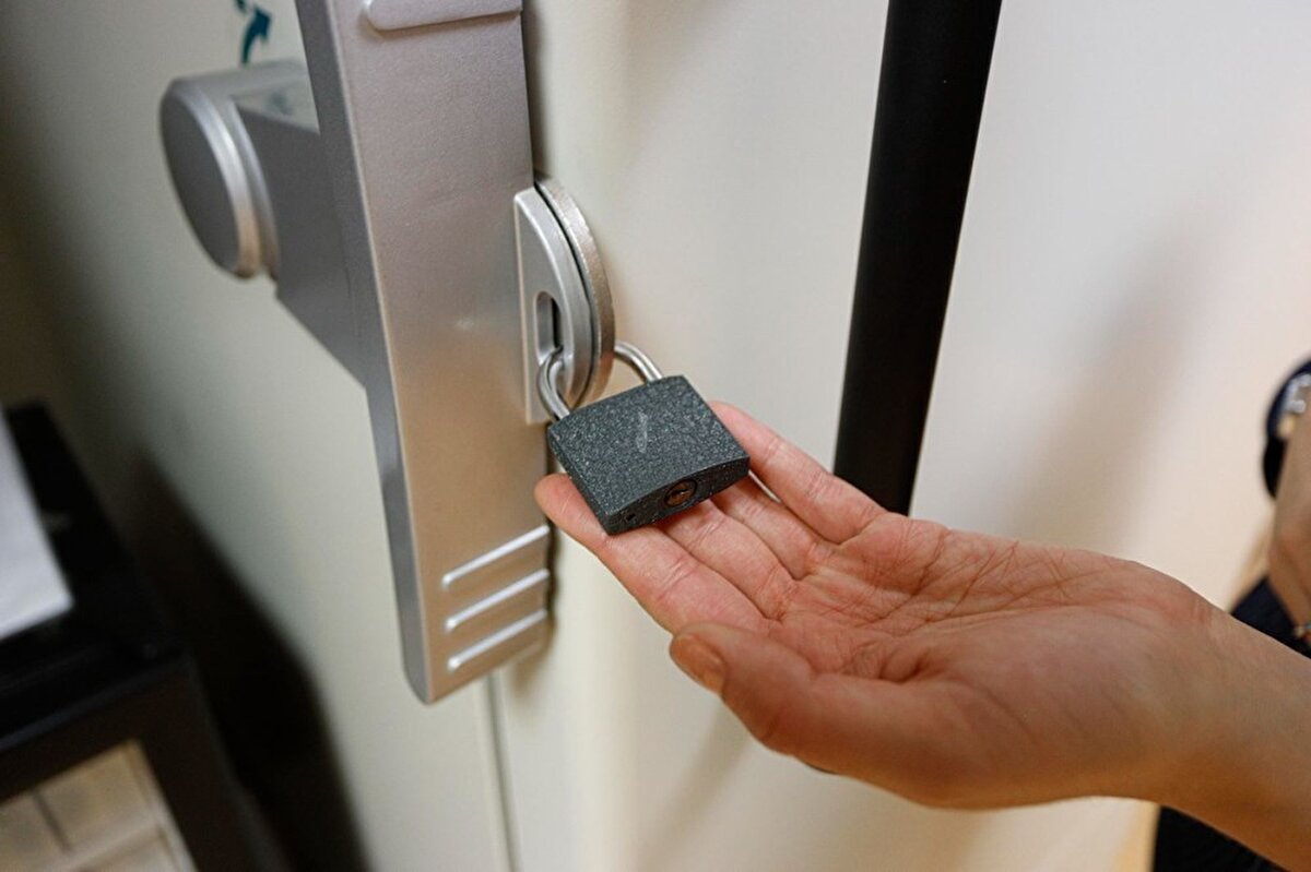 Hacettepe Üniversitesi Tıp Fakültesi'nde gönüllü uygulamalarında kullanılan bu aşılar, kilitli dolaplarda uygun koşullarda muhafaza ediliyor.