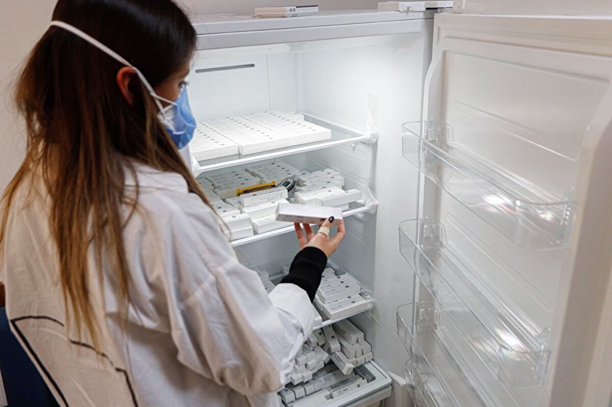 Prof. Dr. Ünal Aşı muhafazası aşının türüne göre değişir. Çinli Sinovac firmasının aşısı artı 4 derecede buzdolabı ısısında korunabilen bir aşı. Ona özel bir tedbir yok; ama Biontech-Pfizer aşısının eksi 70-80 ihtiyacı olduğu biliniyor. Onun için taşımada bu derecenin sağlanması lazım. Aynı teknoloji ile üretilmiş olan Moderna aşısının 8 dereceye kadar dayanabildiği söylendi. Ama aşı naklinde eksi 20 gerektiği açıklandı. Hangi yöntemle elde edilmişse o yönteme göre özel korunan, nakil ve aşı yapılacak kadar saklanacak yerlerin belli olması gerekir, hangi tür aşı yapıyorsanız dedi.