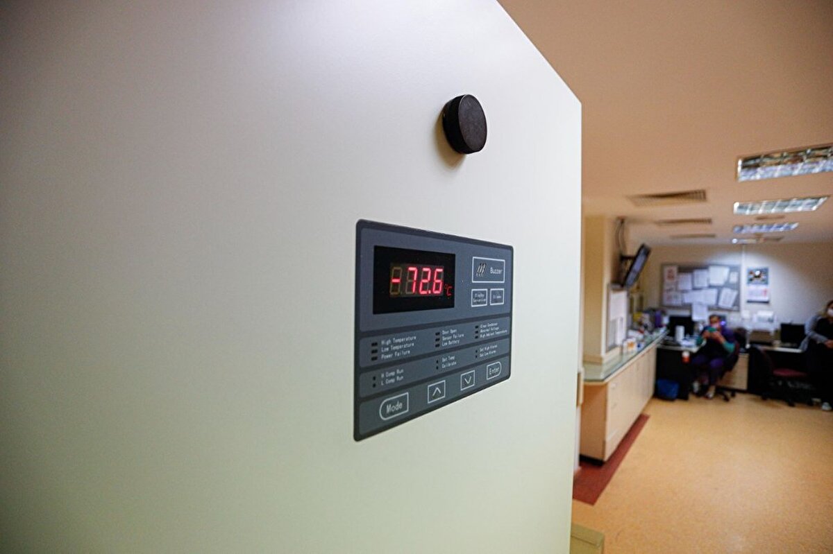 Hacettepe Üniversitesi Tıp Fakültesi Hastaneleri Baş Eczacısı Gamze Korubük ise, Biontech-Pfizer firmasının geliştirdiği aşının saklandığı dolabın ısısının eksi 70 ila 80 derece arasında olması gerektiğini belirterek, Eksi 70 ila 80 derece arasında olan bu dolapta saklanıyor. Ve eczanemizin kontrolünde. Bizler sadece kilitli dolapta sakladığımız aşıları, gönüllü hastalarımız olduğu zaman geldiklerinde hemşirelere vermek üzere buradan çıkarıyoruz. Kimsenin ulaşmasını istemiyoruz, bu yüzden kilitli. Kontrollü bir ulaşım istiyoruz aşılarımızın güvenliği açısından. Eksi 70-80 derecenin bozulmaması, dolabın kapağının açılmaması için kilitliyoruz diye konuştu.