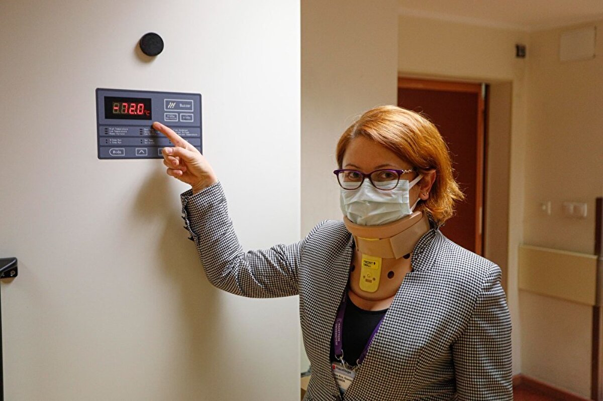 Yüzde 90'ının üzerinde etkili olduğu açıklanan Alman ve ABD ortaklığındaki aşı eksi 72 derecedeki dolapta kilit altına alınırken, Çin aşısı artı 4 derece ısıya sahip dolaplarda bekletiliyor.