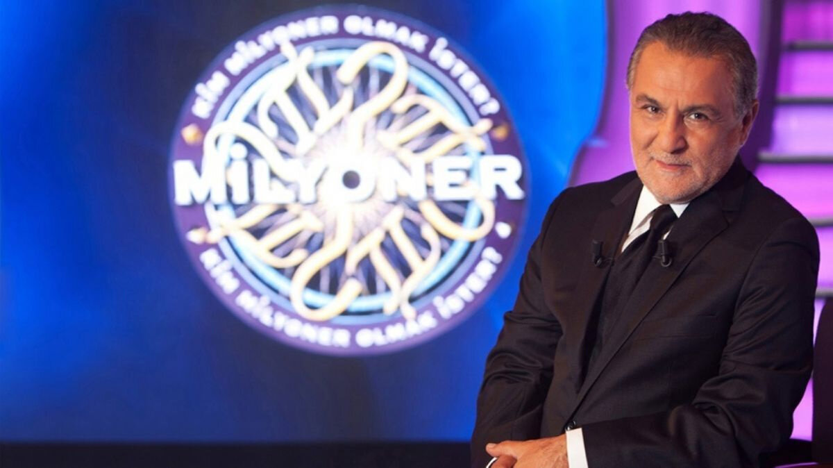 Demiş ki: Kenan Bey söylenenleri duyuyor. Gözleri ile konuşuyor. Fakat tepki veremiyor henüz. Yoğun bir biçimde fizyoterapi ve ergoterapi tedavisi görüyor. Bakışlarıyla etrafındakileri takip edebiliyor. Artık gözleriyle iletişim kurabiliyor. Tekerlekli sandalyesinde bazen tüm gün oturuyor. Vücudunu artık bütünüyle kendisi tutabiliyor, dik durabiliyor. Daha önce bunların hiçbirini yapamıyordu.