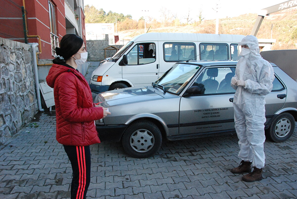 Ekipler, evde tedavileri devam eden pozitif hastalara kırmızı barkodlu bileklik, temaslılara ise beyaz bileklik taktı.