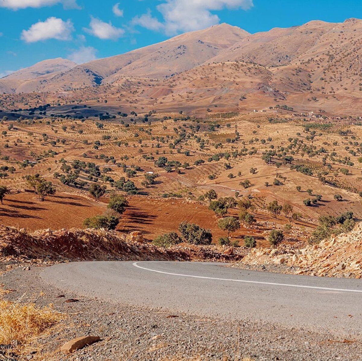 İran’ın masalsı köyleri demişken; İsfahan civarındaki Unesco Kültür Mirası listesinde yer alan Zerdüşt merkezi Abyaneh Köyü, Tahran'da bulunan sıra dışı mimarisiyle dikkat çeken bin yıllık Masouleh Köyü, İran'ın Kapadokya’sı olarak da anılan Tebriz yakınlarındaki yedi yüz yıllık muhteşem Kandovan Köyü ve Horasan eyaletine bağlı Sümer mitolojisinde bahsi geçen Uruk Krallığı’nın Aratta medeniyetine ait olduğu düşünülen eski cüceler uygarlığı Mahunik Köyü, görülmeye değer tarihi güzellikleri barındıran köyler arasında yer alır.⠀
