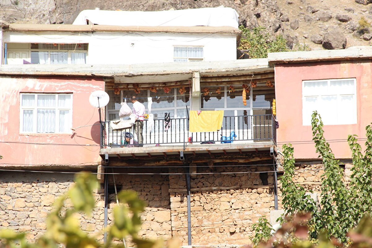 Halk arasında 'Küçük Antalya' olarak adlandırılan mahallede üreticiler, ürünlerini satmak için ilçede bir pazar kurulmasını ve 6 kilometrelik bozuk yolun asfaltlanmasını istiyor.