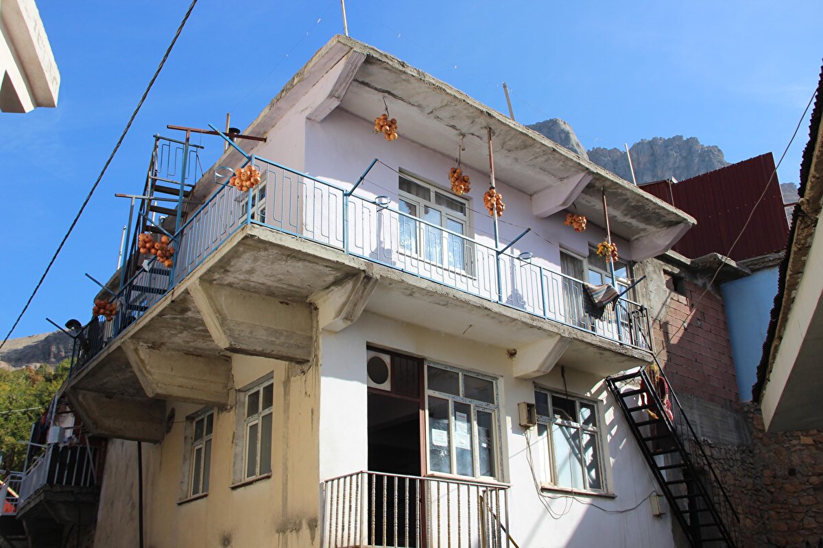 "Ürünlerimiz tamamen organiktir. İlaç veya başka bir şey kullanmıyoruz. 110 hane var. Yüzde 70'i emekli, 500 nüfusumuz var. Yaz aylarında 650 ile 700'ü buluyor. Balkonlarda kurutulan nar var, bunları kışlık kendimiz için hazırlıyoruz. Bu narları 11'inci veya 12'nci ayda toplayıp nisan ve mayıs aylarına kadar balkonlarda asılı tutuyoruz. Ezilme riski daha azdır. Meyveler nisan aylarında verim vermeye başlar. Yaz aylarında üzüm, ceviz, çam fıstığı, menengiç gibi birçok ürün bizde yetişiyor. Sonbahar aylarında mandalina ve portakal ilgi görmeye başladı. Bunu denedik gördük. İklim uygundur. Öyle ki kivi bile yetişmeye başladı. Sadece muz denemedik, onu da deneyeceğiz."

