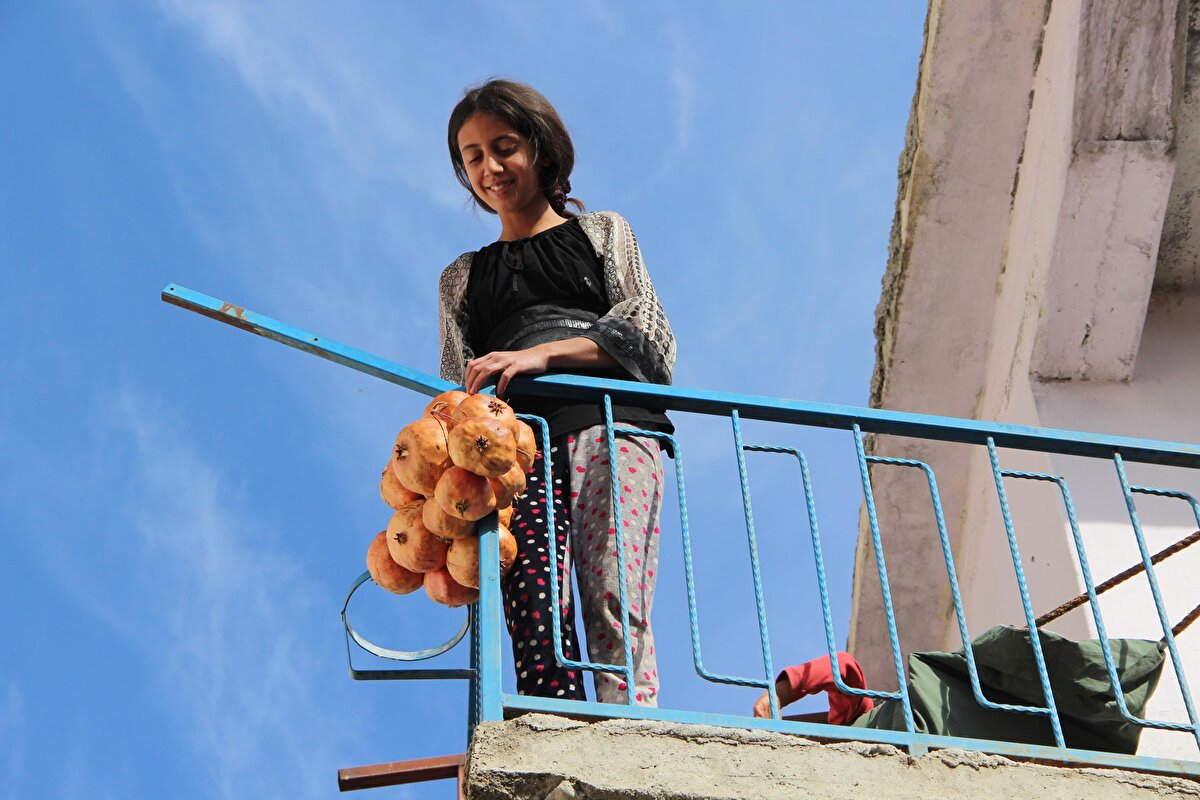 Geçitli Mahallesi Muhtarı Cuma Toğrul, arazilerinde 4 mevsim ürün yetiştirme imkanları olduğunu ama pazar sorunu nedeniyle bu ürünleri çoğunlukla kendilerinin tükettiğini ifade ederek, şöyle konuştu:

