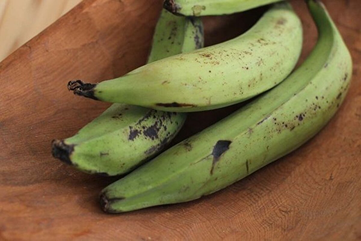 Meyve sineklerine tuzak kurmak için muz kullanabilirsiniz. Bunun için öncelikle kavanozun içine bir muz ve biraz bulaşık sabunu koyun. Sonra bir kağıdı huni şekline getirin, yapıyı koruyacak şekilde bantlayın ve kavanozun ağzına ekleyin. Muzun tatlı kokusu sinekleri çekecek, huni ve sabun sineklerin kavanozdan çıkmalarını zorlaştıracaktır.