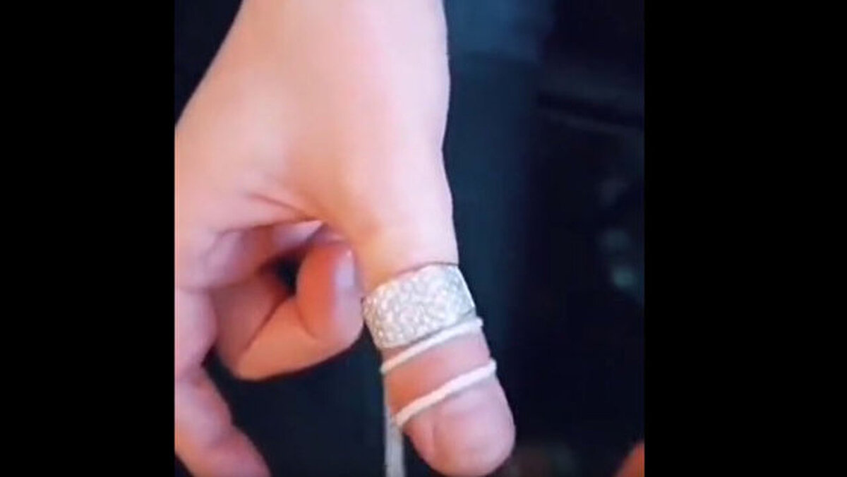 İpi üst kısımdan çekip yüzüğün etrafında döndürün.