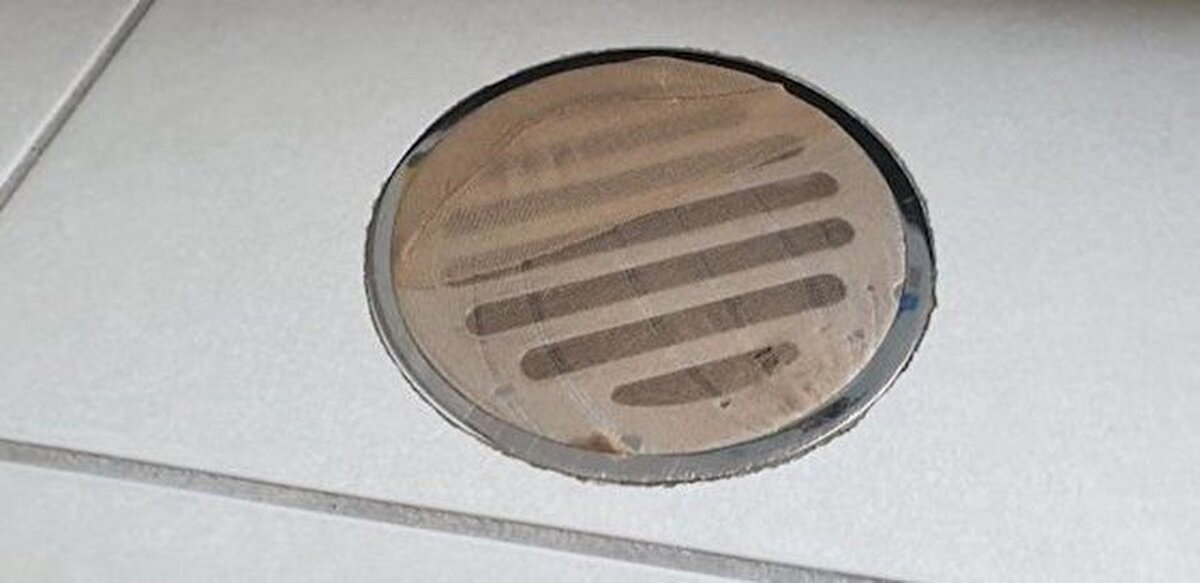 Queensland'de, giderlerden çok fazla böcek çıkabiliyor. Bir internet kullanıcısı ince çorap kullanarak bu durumun önüne geçmiş gibi gözüküyor.