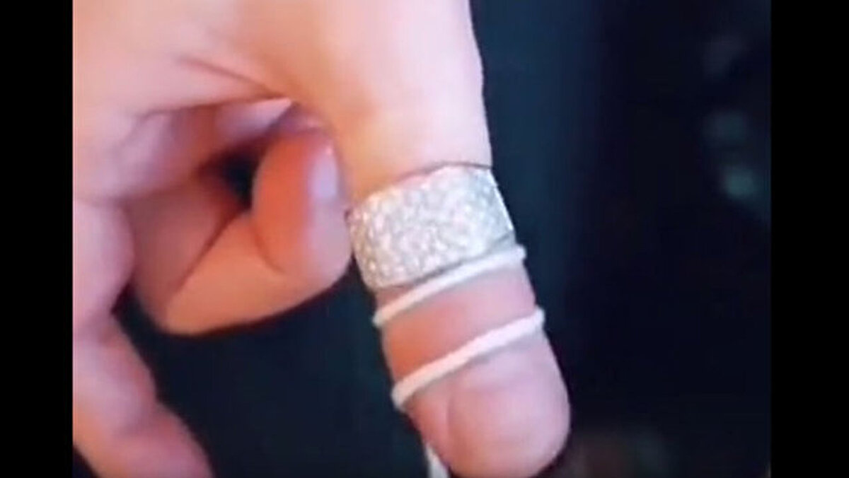 İpi döndürdüğünüzde yüzüğün yavaş yavaş aşağı indiğini ve parmağınızdan çıktığını göreceksiniz.