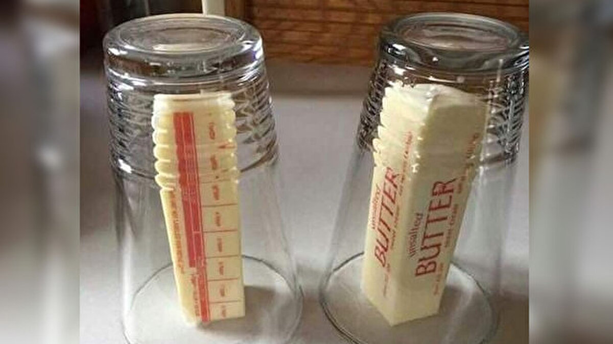 Donmuş tereyağını kısa sürede yumuşatmak için bir bardağı ısıtın, tereyağını bir tabağa koyup üzerine su bardağı kapatın.