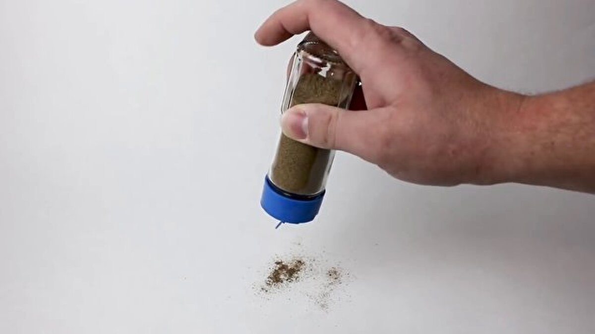 Ne kadar sert sallarsak sallayalım karabiberliğin içinden çok az ürün dökülüyor.