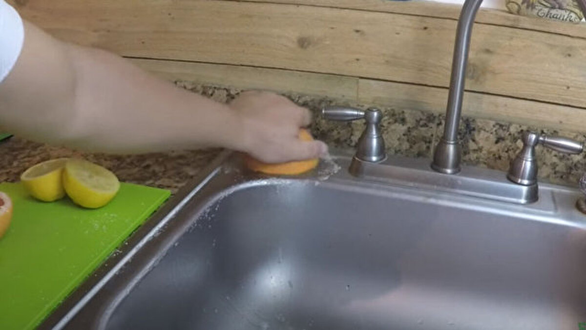 Bir büyük greyfurt ve biraz kaya tuzu, lavabonuzun yeni gibi görünmesini sağlar. Bu pratik bilgi için greyfurtu ortadan ikiye bölün ve üstüne tuz serpin. Lavaboyu ıslatın ve greyfurtla ovalayın.