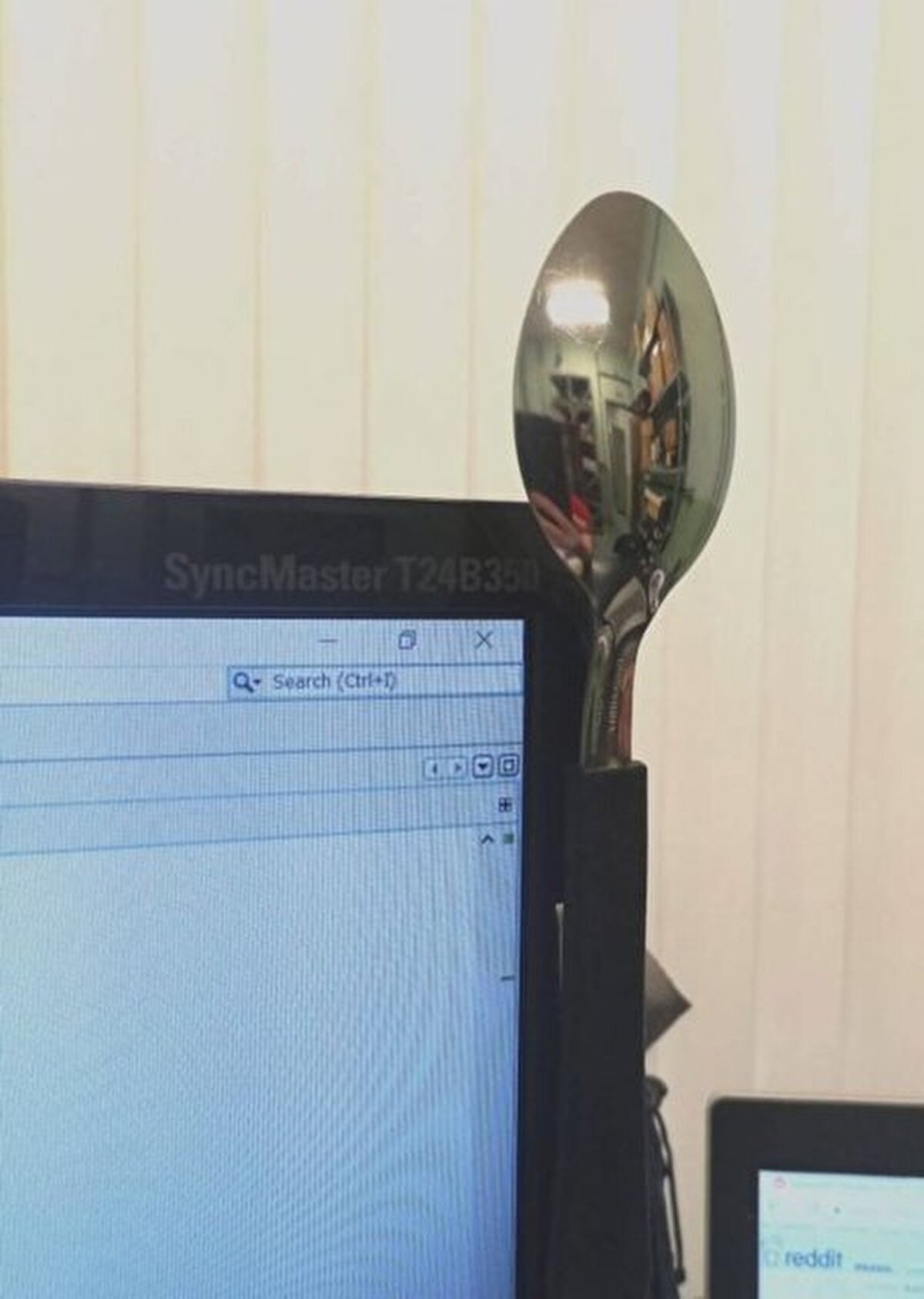 Eğer bilgisayarınıza bakıyor ve arkada ne olup ne bittiğini görmek istiyorsanız bir kaşık yeterli olacaktır.