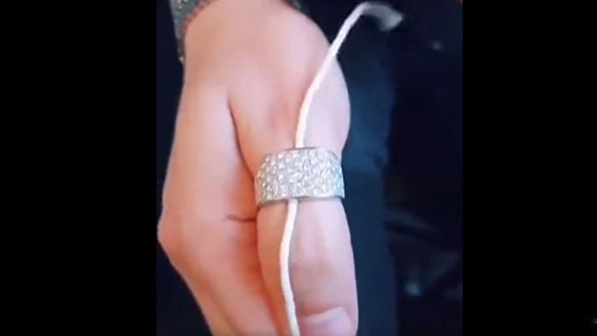 Eğer parmağınıza yüzük sıkıştıysa panik yapmayın ve bu yöntemi uygulayın... İlk olarak yüzüğünüzün üzerine bir miktar sıvı sabun ya da zeynityağı sürün. Ardından yüzüğün içinden ipi geçirin.