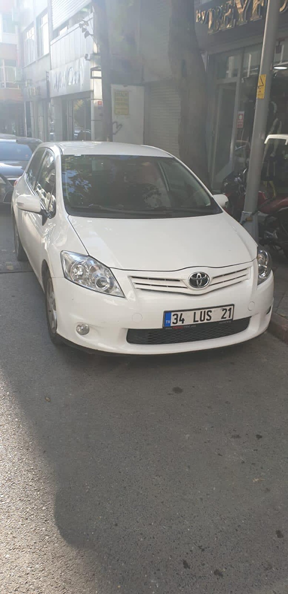 Ö.Y'nin para dilendiği anlar ise kameralara yansıdı.Görüntülerde dilencinin Zeytirburnu'na bir araçla geldiği, topladığı paraları başkasına verdiği görülüyor.

