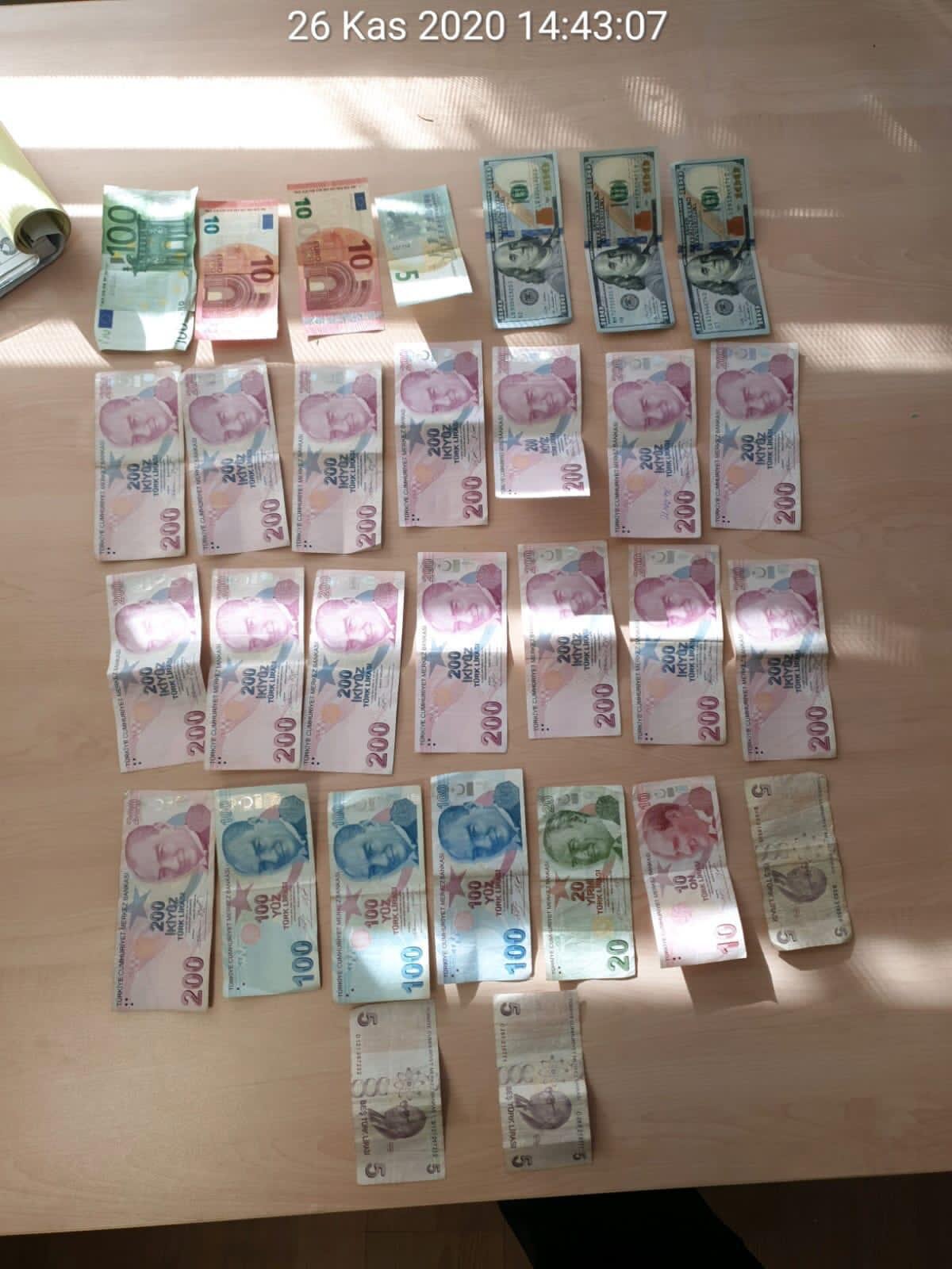 Ö.Y'nin üst aramasında 125 euro, 300 dolar ve 3 bin 345 TL ile kullandığı otomobilin anahtarı bulundu.
