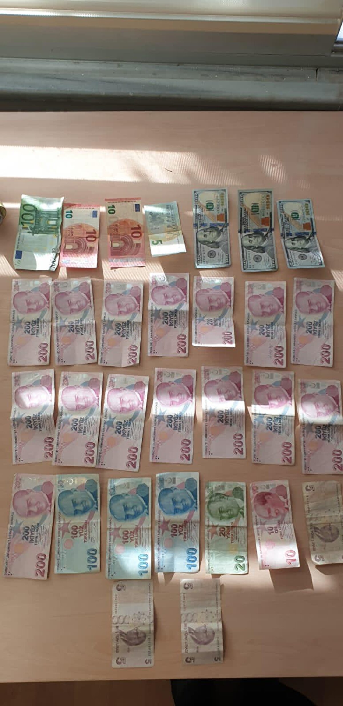 İstanbul Zeytinburnu'nda zabıta ekiplerince yakalanan dilencinin üzerinde bir araba anahtarı ile 125 euro, 300 dolar ve 3 bin 345 TL bulundu.
