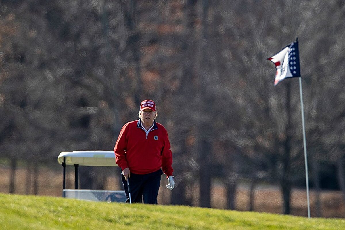 Trump, golf atışlarından birinde topu suya kaçırınca yaşadığı hayal kırıklığı yüzüne yansıdı.