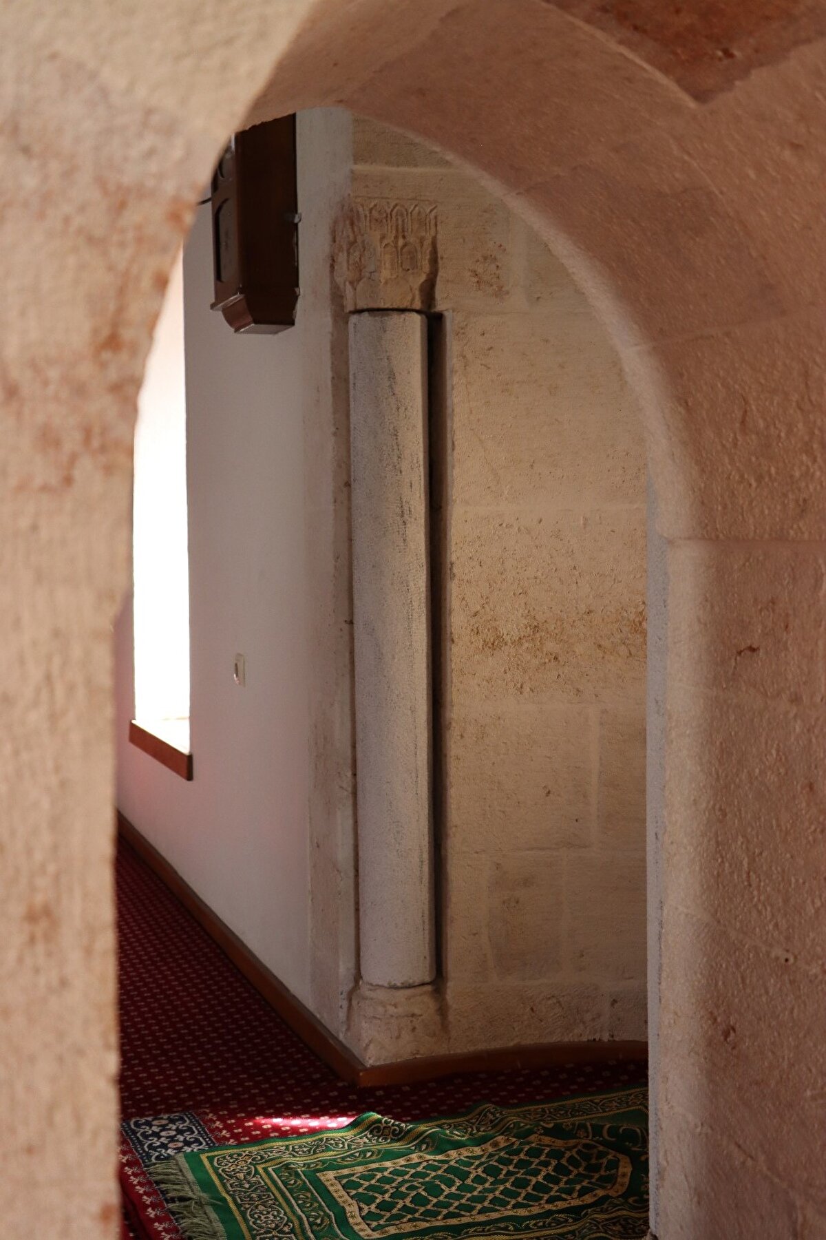 Deprem terazileri, kesme taş üzerine yapılmış, iki sütun üzerine oturtulmuştur. Silindir şeklindeki mermerler döndüğü sürece, deprem olsa bile yapının temelinin zarar görmediği anlamı gelmektedir" diye konuştu.
