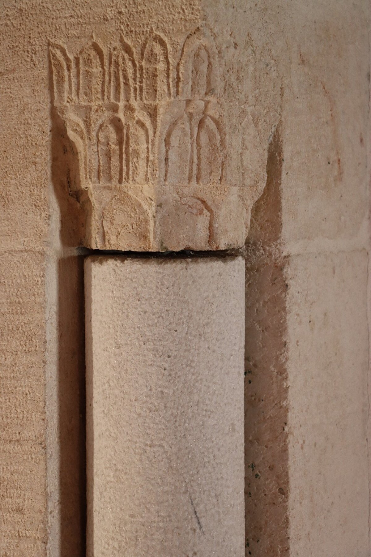 1400-1500 yılları arasında yapıldığı tahmin edilen caminin müezzini Osman Karagöz, silindir mermer taştan oluşan deprem terazilerinin dönmesinin, binanın zarar görmediği anlamına geldiğini söyledi.