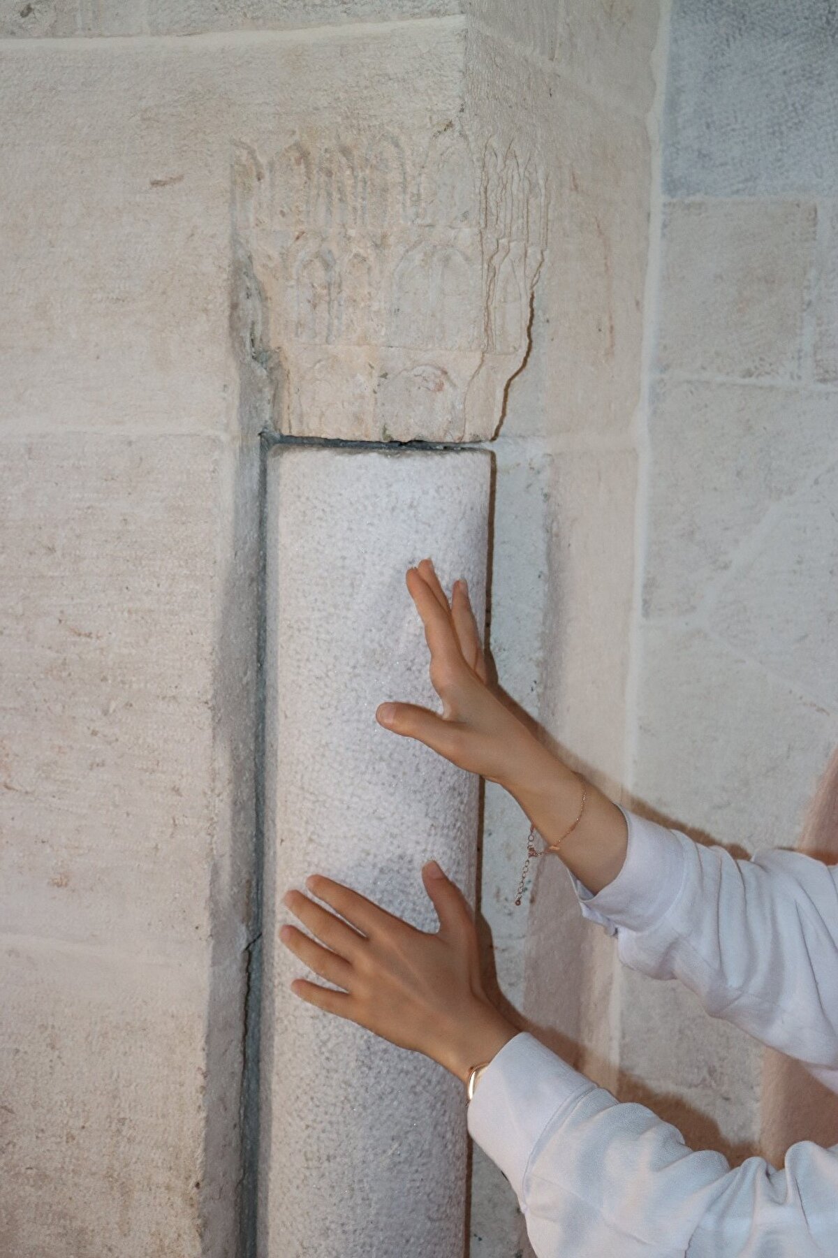 Mahremiye Camii, içinde bulunan deprem terazileri sebebi ile Hatay'da ilk ve tektir. Deprem terazileri, zamanında şiddetli bir depremde caminin zarar görüp görmediğinin anlaşılması için yapılmıştır.
