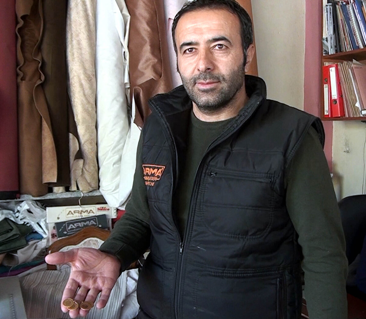 Meslek hayatında bu gibi unutkanlıklarla genelde karşılaştığını ifade eden Murat Soylu Ev hanımları tedbir için bu tarz şeyler yapıyorlar, genelde karşılaşmış olduğumuz bir şey, tabi bulduğumuz zaman sahibine teslim ediyoruz. Çünkü bizim olmayan bir şeyi müşterimize iade etmek zorundayız diye konuştu.