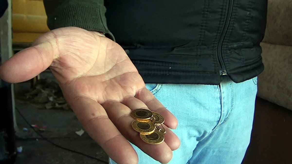 Müşterisine ulaşan esnaf aynı gün çıkan altınları sahibine teslim etti. Koltuğu tamir etmeye devam eden Murat Soylu, mobilyanın diğer bölümlerinden de altın çıktığını fark edince, her yerini aradı.