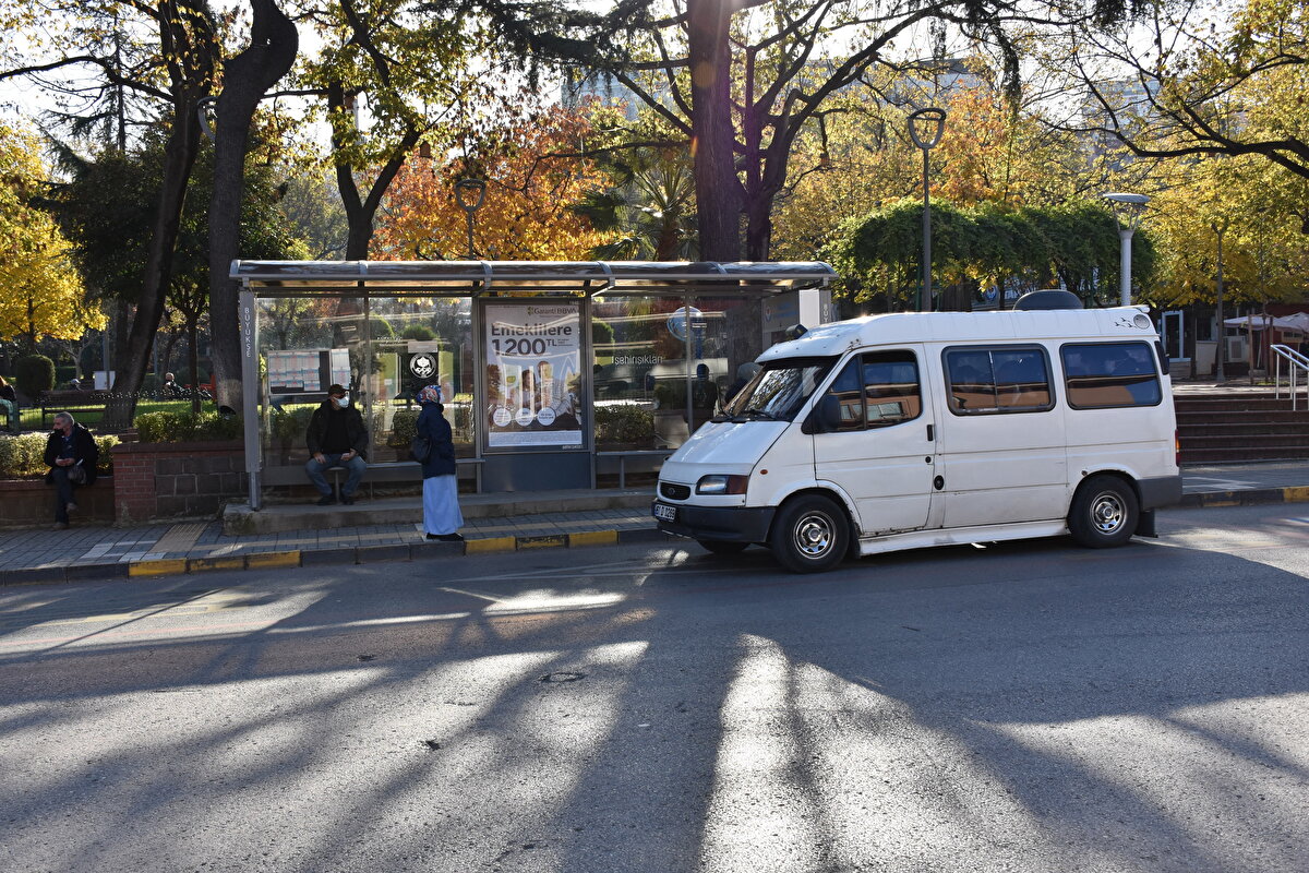 Güvenlik kameralarına yansıyan görüntülerde, durağa maskesiz olarak gelen ve dijital ekrana bakanlar, yüzlerindeki corona virüs ifadesini görünce şaşırıyor ve maske takıyor.
