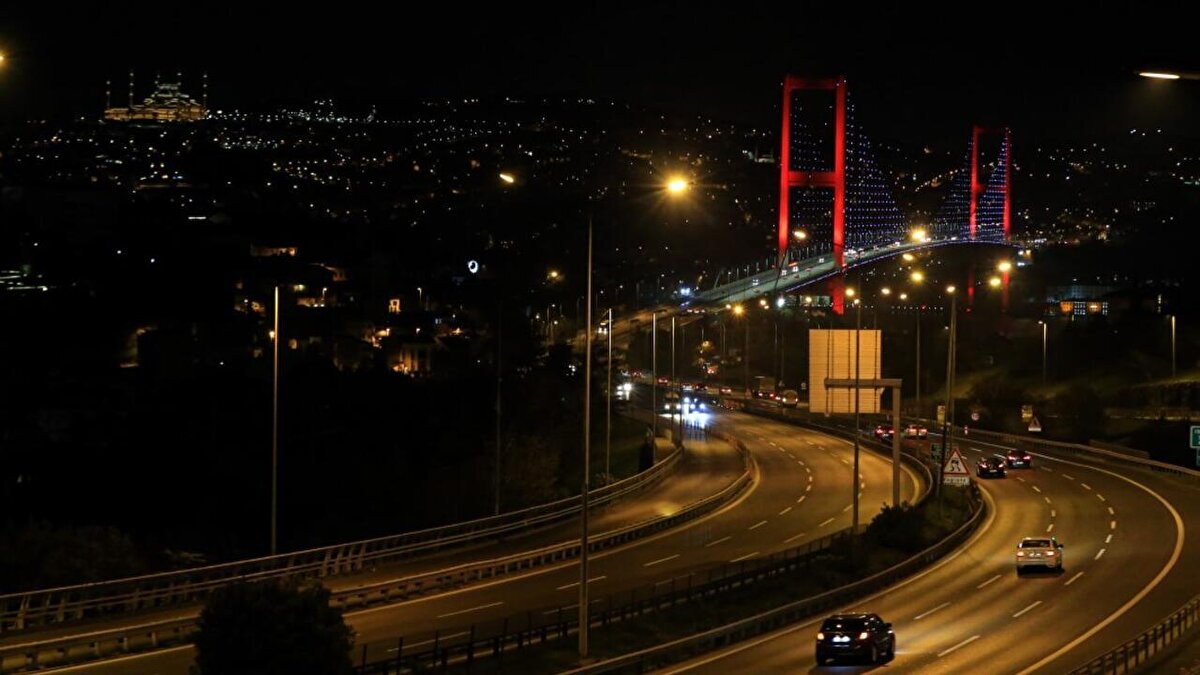 2- Sokak kısıtlaması hafta sonları cuma akşamı 21.00'den pazartesi sabahı saat 05.00'e kadar kesintisiz devam edecek.