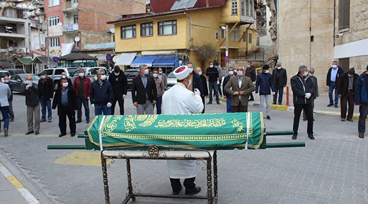 9- Cenaze namazları, yakınları dahil en fazla 30 kişiyle kılınacak.