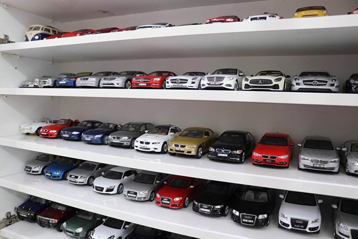 Maaşının bir bölümünü hobisine ayıran Başkaya'nın koleksiyonundaki model otomobillerin sayısı her geçen yıl artarak 600'ü buldu. Başkaya, 13 yılda önemli bir model araç koleksiyonunun sahibi oldu.