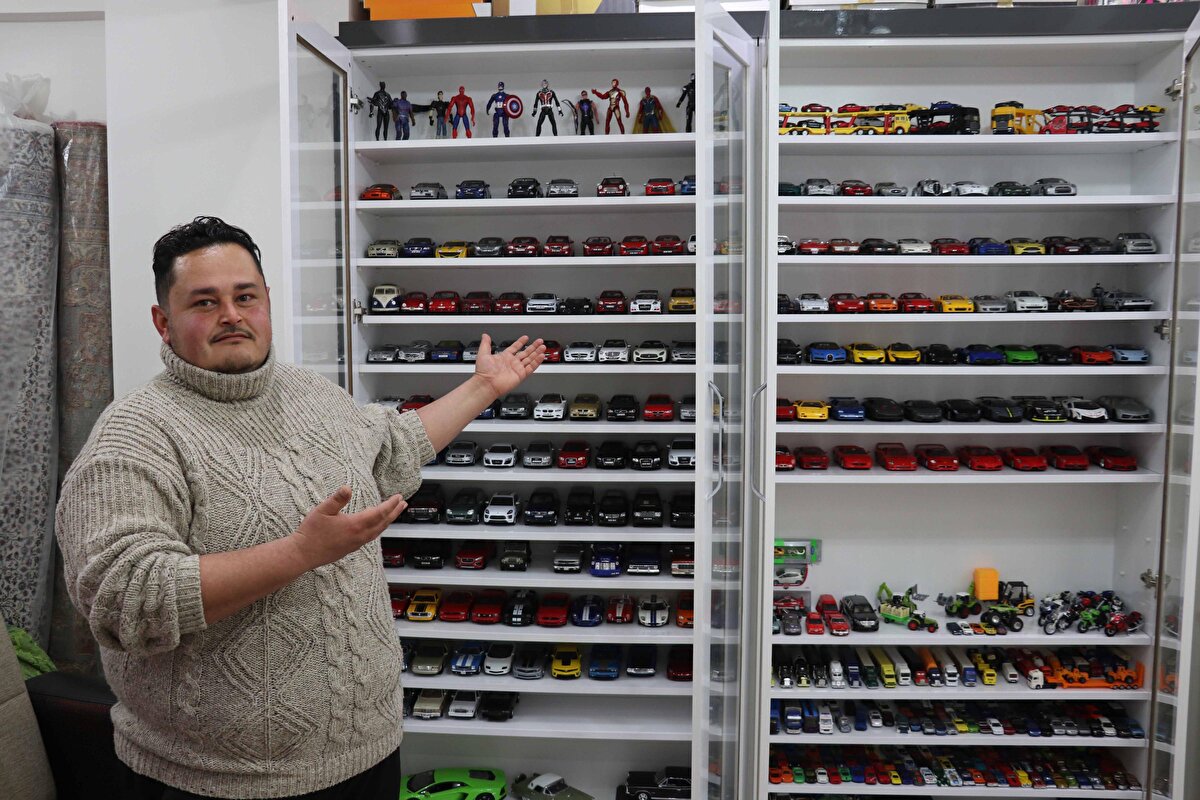 Böyle bir koleksiyona sahip olduğu için gururlu olduğunu ifade eden Başkaya, 14 yıl önce bir alışveriş merkezinde hep istediğim ama alamayacağım bir otomobilin maketini alarak başlayan bu tutku, şu an koleksiyon haline geldi. Bu maket arabalar, gerçeklerinin bire bir küçültülmüş hali. İzmir, Manisa, Samsun, Mersin gibi birçok şehre gidip maket araba aldım. Kendimi lüks araba garajım varmış gibi hissediyorum. Bütün boş vakitlerimi bunlara ayırıyorum. Belki bu oyuncakların gerçek hallerinden 1 tane bile alamam ama ben onlara sahip olduğum için kendimi çok zengin hissediyorum diye konuştu.  