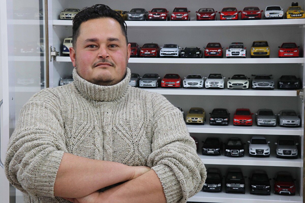 Denizli'nin Bozkurt ilçesine bağlı Alikurt Mahallesi'nde yaşayan ve bir çimento fabrikasında işçi olarak çalışan Hakan Başkaya, model otomobil tutkusu ile dikkat çekiyor.  DHA'nın haberine göre kentteki bir alışveriş merkezinde 19 yaşındayken beğendiği bir model otomobili satın alan Başkaya, daha sonra model otomobillere ilgi duymaya başladı.