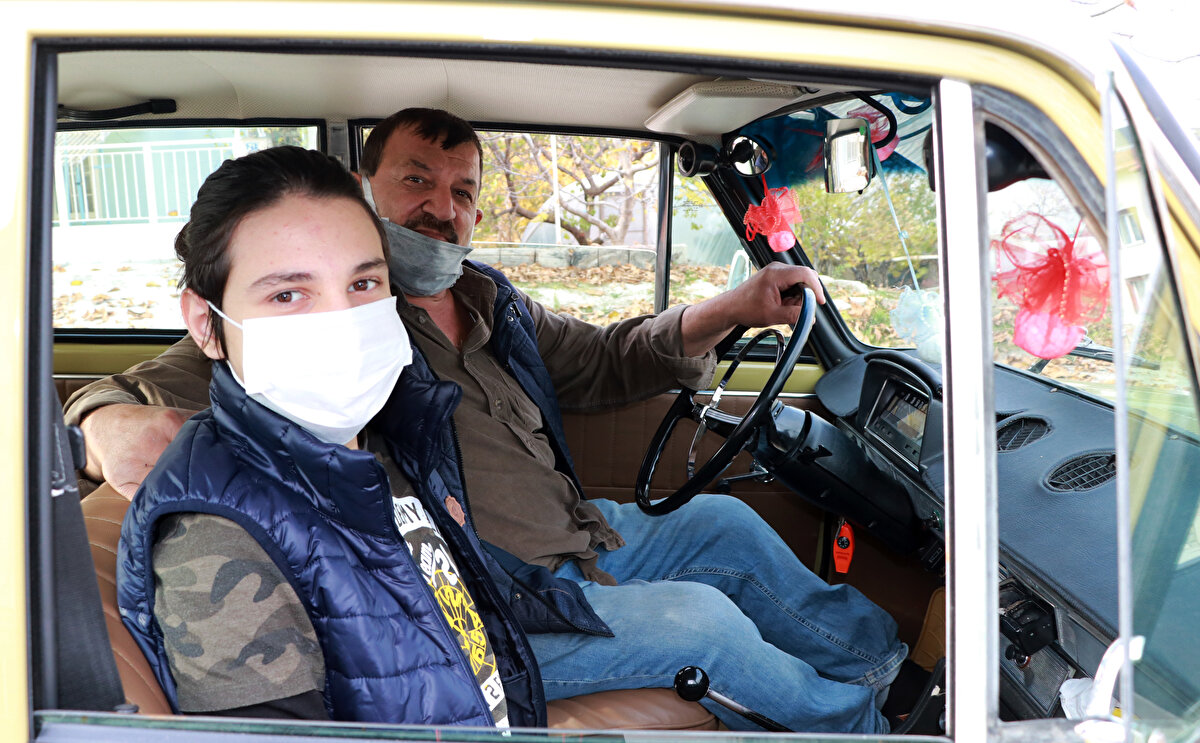 Burdur´da Eski Sanayi Sitesi´nde oto yıkamacılık yapan 62 yaşındaki Turan Hayta, 4 yıl önce 5 bin liraya satın aldığı ve 30 bin lira masraf yaparak yenilediği 1976 model Murat 124´le yakından ilgileniyor.