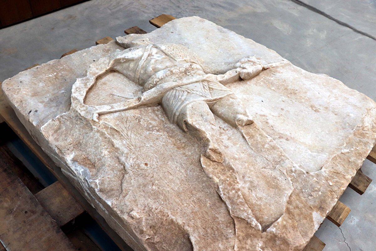 "Gladyatör dövüşünü düzenlendiği bir yere tabela asılır. Hangi imparator adına düzenleniyor bu dövüş, düzenleyen editörün adı ve mücadele edecek gladyatörlerin ismi buralarda yer alır. Biz bu örneğimizin Troya'da düzenlenen gladyatör dövüşlerine ilişkin olduğuna inanıyoruz. Bunun izini de yakın zamanda inşallah tespit etmeyi umuyoruz."