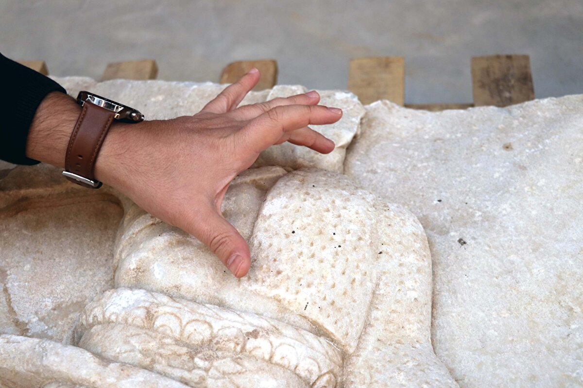 Gladyatör dövüşlerinin imparatorların kendi imajlarını çizebilmek ve güçlendirebilmek için son derece önemli olduğunu ifade eden Troya Müzesi Müdürü Rıdvan Gölcük, "Bu dövüşler Roma ile sınırlı kalmış değil. Anadolu topraklarında bu dövüşlerin Roma kadar ilgi görmese de yapıldığını biliyoruz. Gladyatör dövüşleri için amfi tiyatroların Kyzikos, Afrodisias gibi şehirlerde inşa edildiğini biliyoruz. Bizim içinde bulunduğumuz Troas bölgesindeki Troya, Assos, Alexandrai Troas ve Parion şehirlerinde gladyatör dövüşleri yapılıyor. Rölyefimizin üzerinde bir gladyatör tasviri var. Bacakları ve kafası kırık. Ancak biz bunun Retiarius sınıfına ait bir gladyatör olduğunu biliyoruz" dedi.