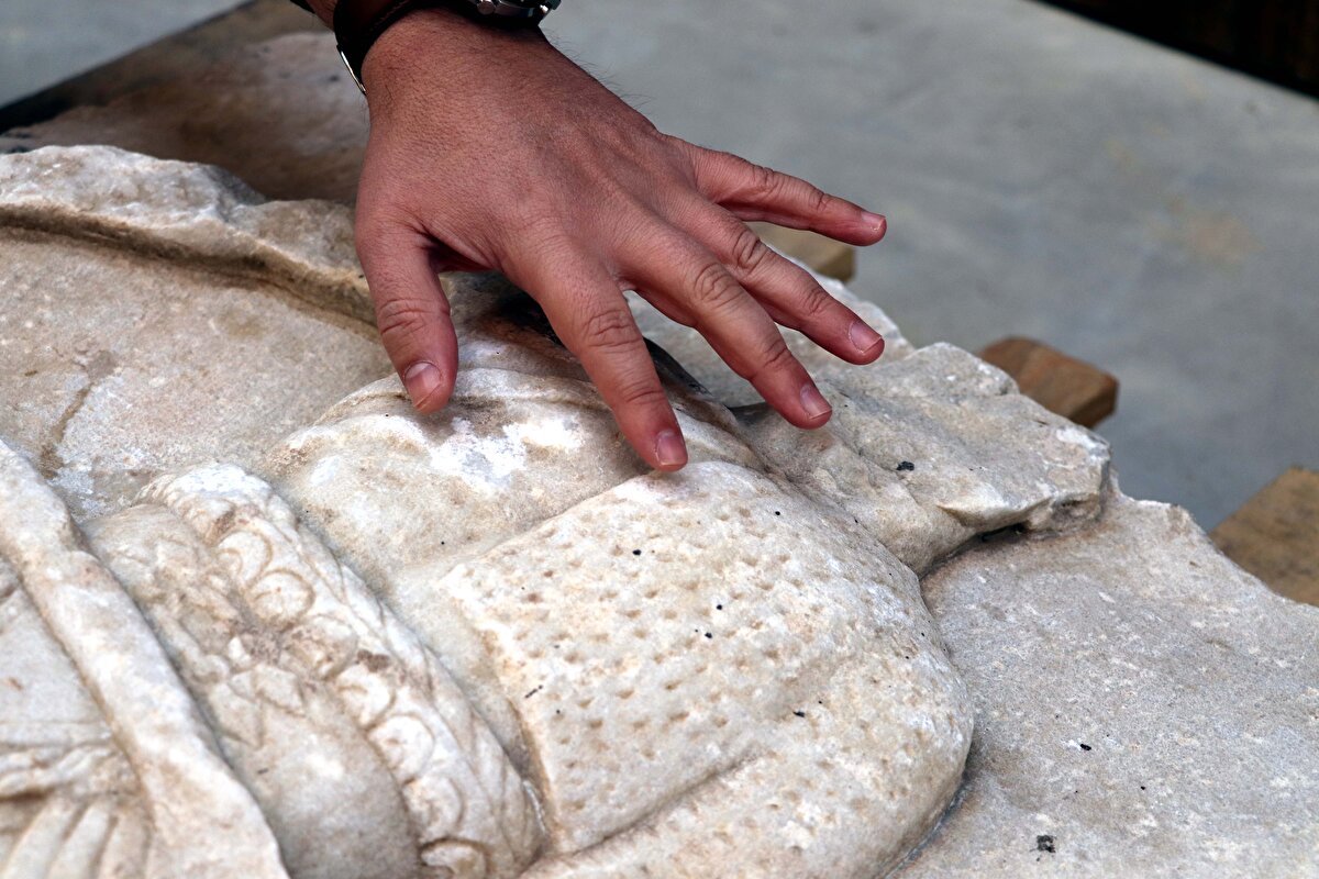 İncelenmek üzere Troya Müzesi yetkililerine teslim edilen yaklaşık 2 bin yıllık gladyatör rölyefinin sırrı çözüldü. Troya Müzesi Müdürü Rıdvan Gölcük, rölyefin, M.S. 1'ici yüzyıla, yani günümüzden yaklaşık 2 bin yıl öncesine ait olduğunu açıkladı.