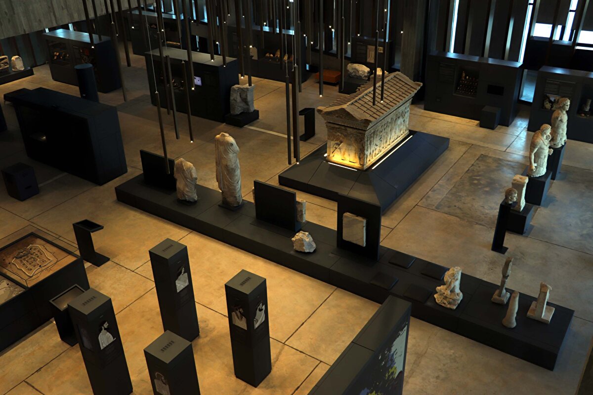 "Hemen yanı başında bulunduğumuz Troya Ören Yeri'nde de bu gladyatör dövüşlerinin yapıldığını biliyoruz. Bizim örneğimiz Roma dönemi 1'inci ve 2'nci yüzyıla ait bir örnek. Hatta biz Troya'da bu dövüşlerin 3 gün sürdüğünü biliyoruz. Tüm yakın bölgelerdeki köylerden, kentlerden insanlar geliyor. Çünkü çok büyük bir eğlence. Bu gladyatör dövüşlerini düzenleyen kişiye 'editör' ismi veriliyor."