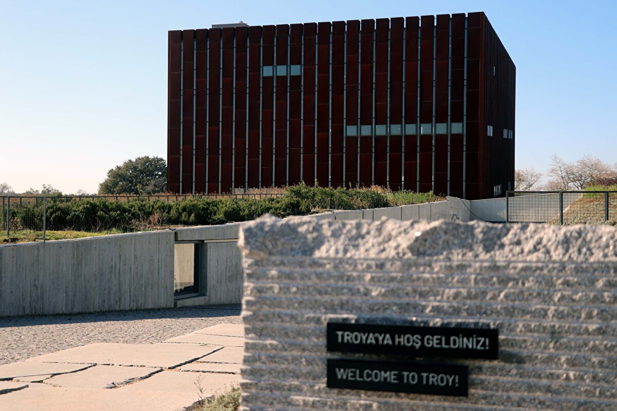 Çanakkale İl Emniyet Müdürlüğü KOM Şube Müdürlüğü ekiplerine de teşekkür eden Müze Müdürü Gölcük, "Anadolu kültürel mirasının korunmasında sonsuz katkıları var. Müzem adına Çanakkale KOM Şube'ye teşekkürü bir borç biliyorum. Bakanlığımızın, Kültür Varlıkları ve Müzeler Genel Müdürlüğü'nün, Kaçakçılıkla Mücadele Daire Başkanlığı'nın müthiş emekleriyle müzecilerimizin katkılarıyla kaçakçılıkla mücadele hız kesmeden devam ediyor. Bizim için tarih demek, eser demek, vatan demektir" dedi.